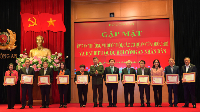 Bộ trưởng Tô Lâm trao Kỷ niệm chương Bảo vệ an ninh Tổ quốc tặng các Uỷ viên Uỷ ban Thường vụ Quốc hội và lãnh đạo các cơ quan của Quốc hội