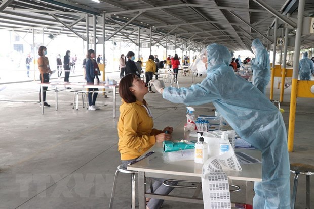 Nhân viên y tế lấy mẫu xét nghiệm SARS-CoV-2 tại Hải Dương. (Ảnh: Mạnh Minh/TTXVN