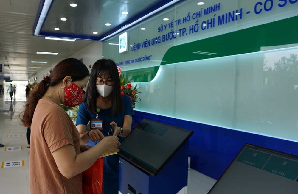 Người dân lấy số khám bệnh tại Bệnh viện Ung Bướu TP Hồ Chí Minh cơ sở 2