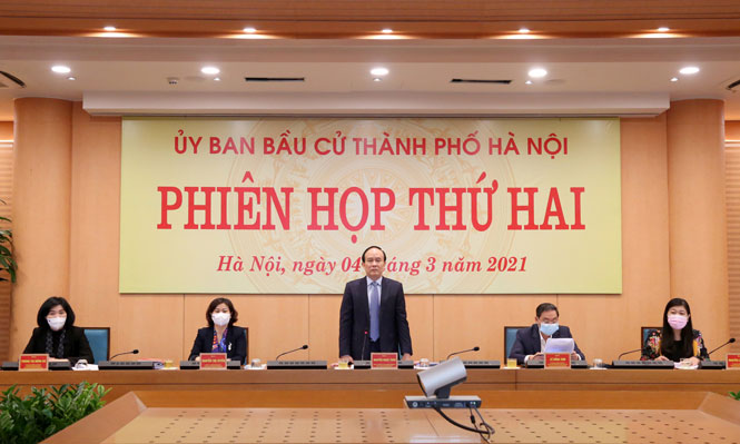 Chủ tịch Ủy ban Bầu cử thành phố Nguyễn Ngọc Tuấn phát biểu kết luận phiên họp