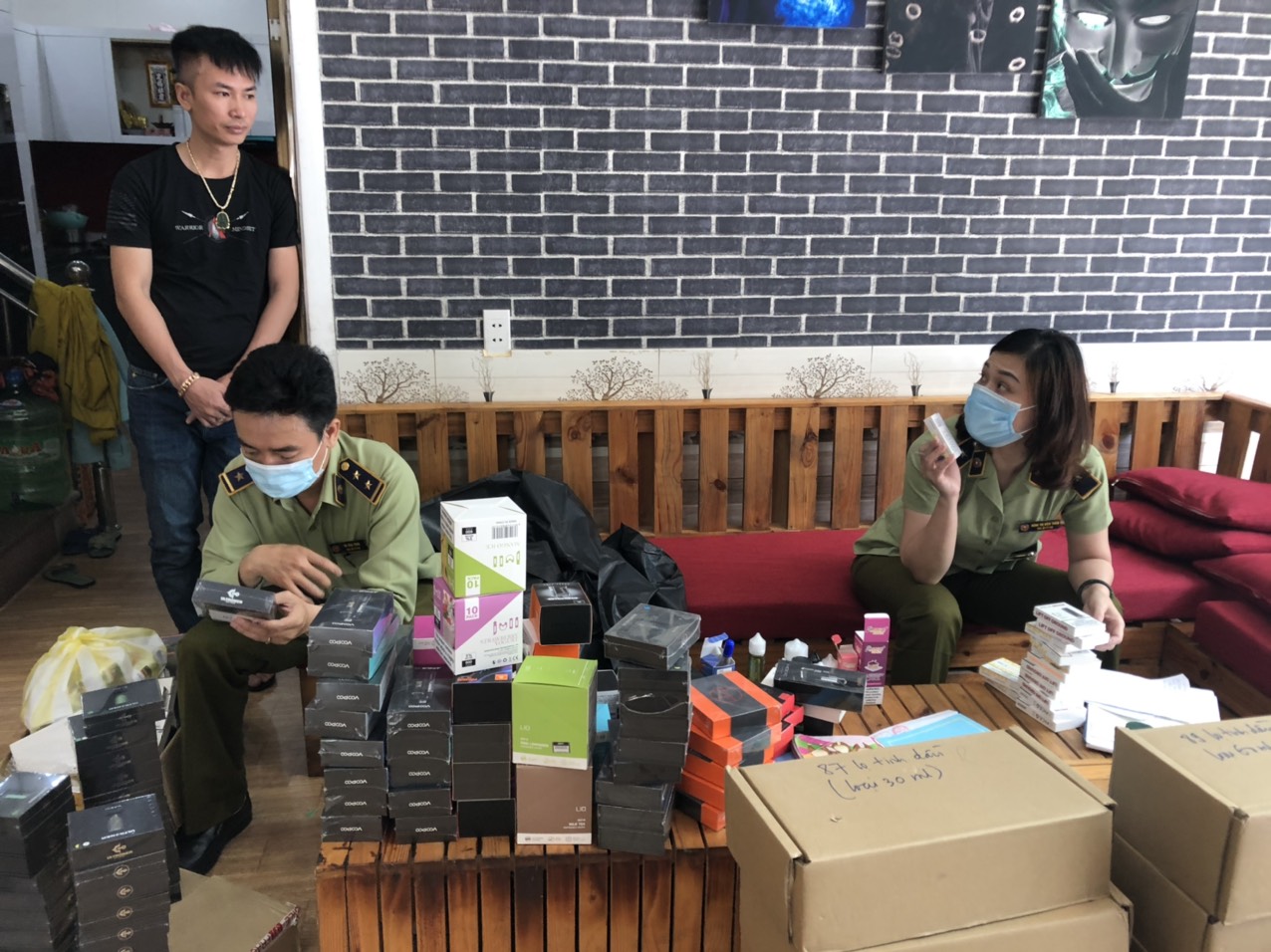 Lực lượng QLTT Đà Nẵng đang kiểm đếm số hàng hoá vi phạm