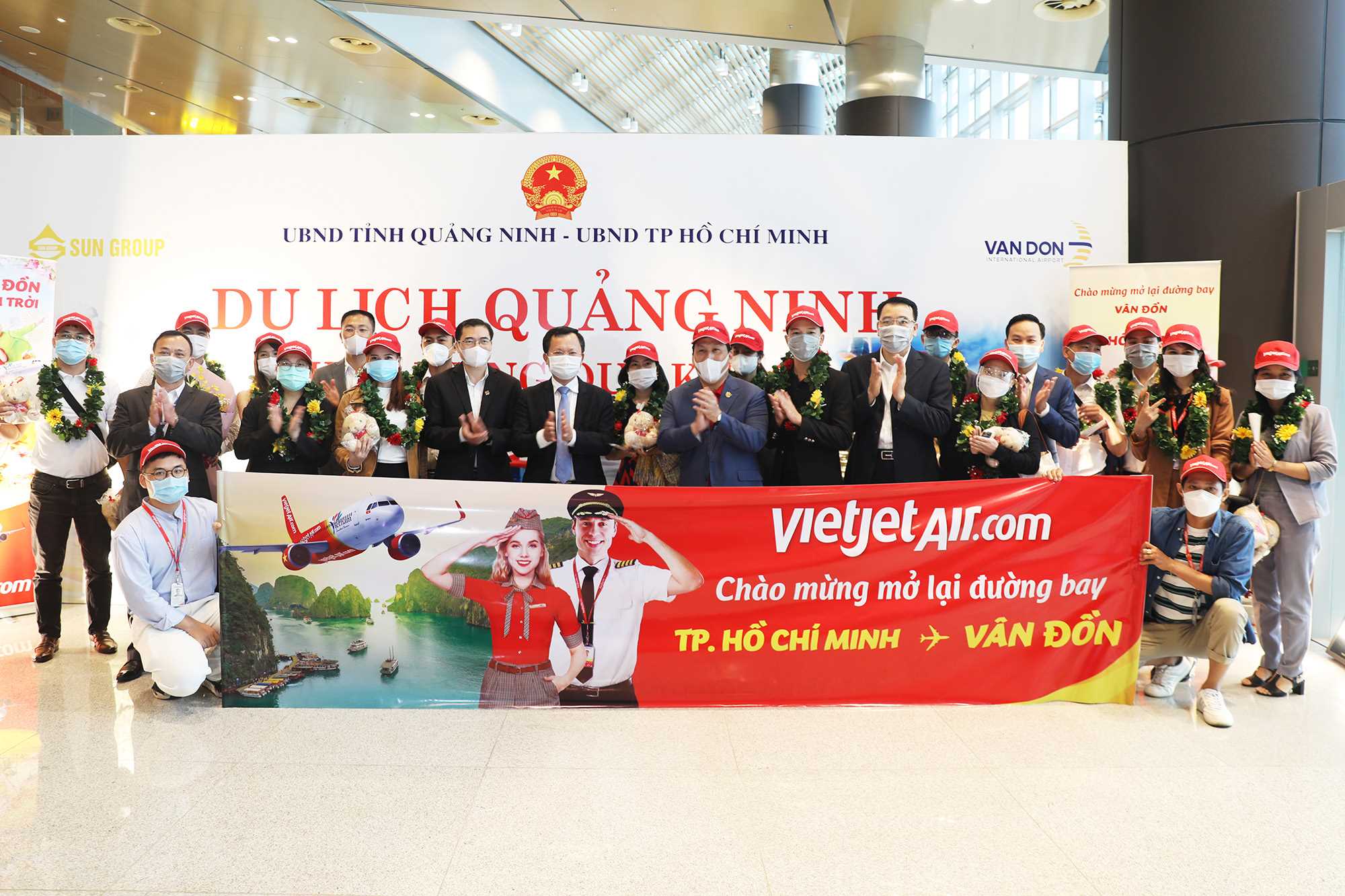 	Phó Chủ tịch Thường trực UBND tỉnh Cao Tường Huy chúc mừng sự kiện mở lại Cảng hàng không quốc tế Vân Đồn