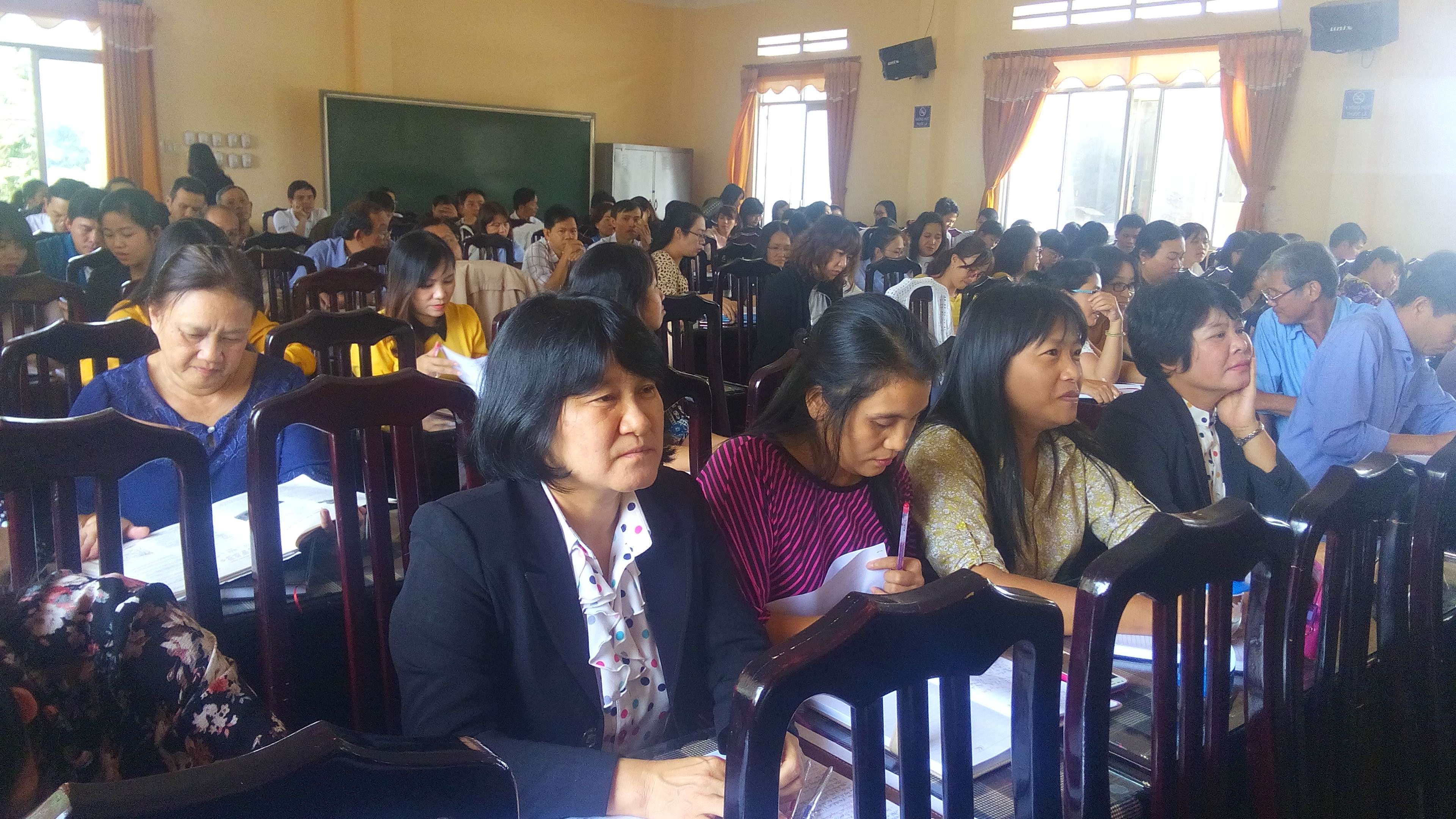 Giáo viên Trường THPT Bảo Lộc, Lâm Đồng dự một lớp bồi dưỡng chính trị trong dịp hè