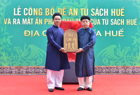 Chủ tịch UBND tỉnh Thừa Thiên Huế Phan Ngọc Thọ đã trao logo Tủ sách Huế cho đại diện quản lý tủ sách