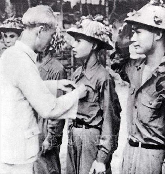 	Chủ tịch Hồ Chí Minh thưởng huy hiệu cho các chiến sĩ lập nhiều chiến công trong chiến dịch Điện Biên Phủ - Ảnh: TTXVN