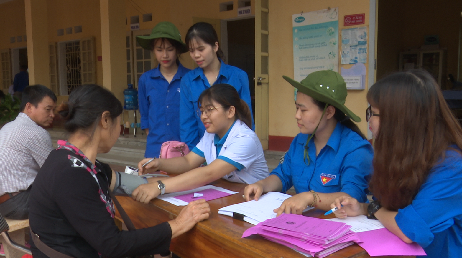 Sinh viên tình nguyện khám bệnh miễn phí cho người dân tại Thái Nguyên