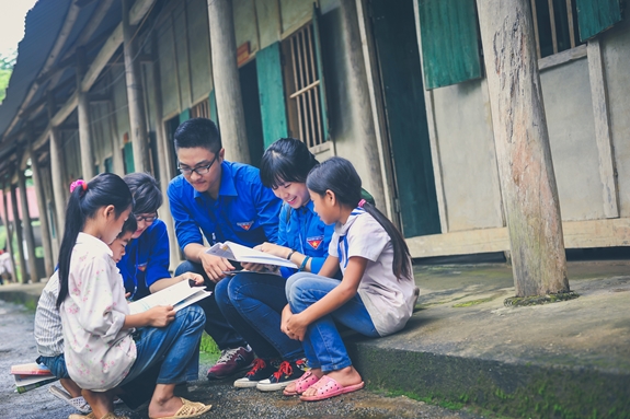 Thanh niên tình nguyện hè dạy các em thiếu nhi vùng sâu, vùng xa Nguồn: qdnd.vn