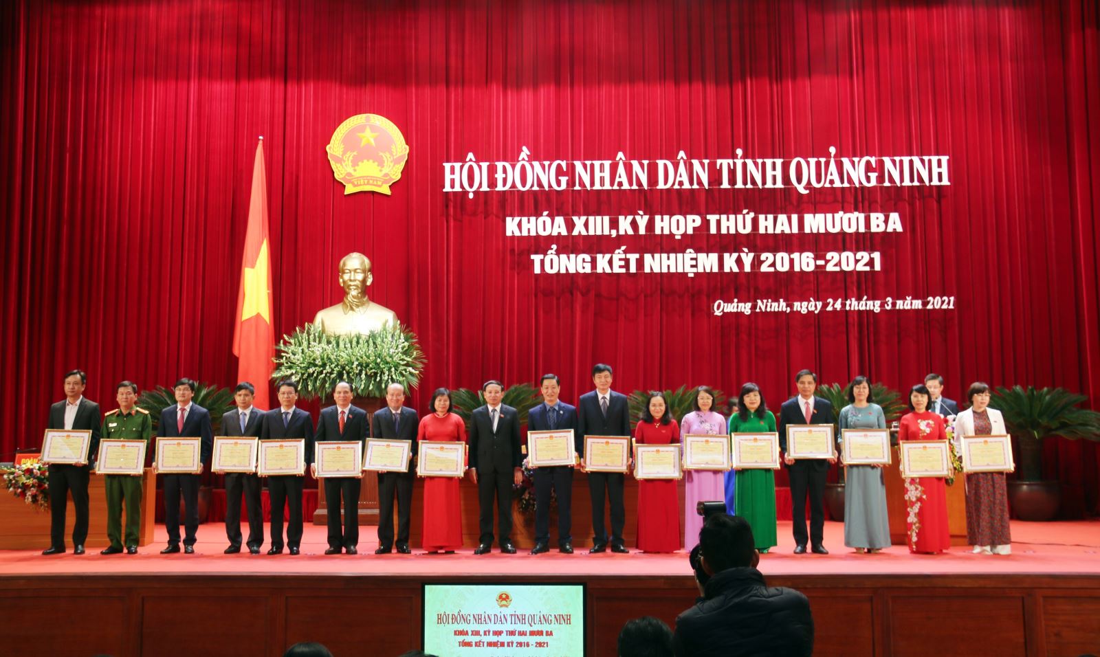 UBND tỉnh Quảng Ninh  tặng thưởng bằng khen cho các tập thể và cá nhân có thành tích xuất sắc trong hoạt động của HĐND tỉnh Khóa XIII, nhiệm kỳ 2016 - 2021.