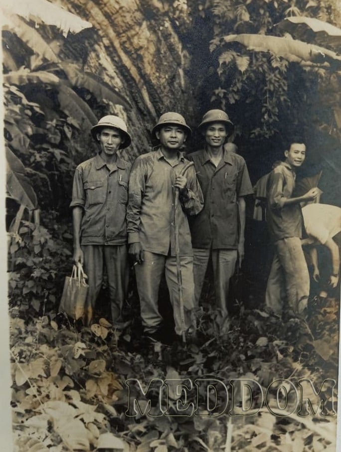 TS Lê Quang Diện (thứ 3 từ trái) cùng đồng nghiệp khảo sát ở khu Trại Nhãn, Hòa Bình, ngày 10.8.1975