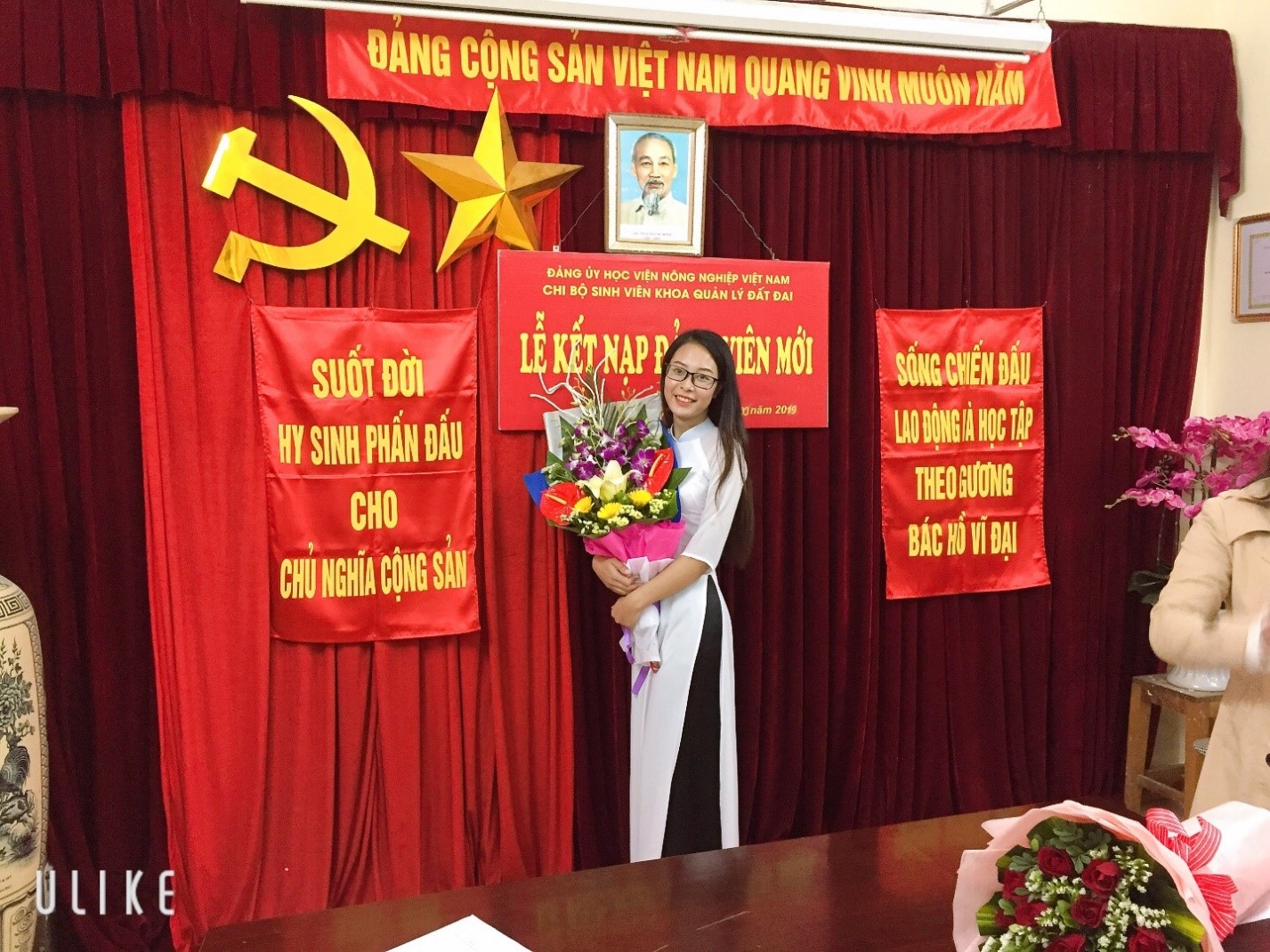 Đồng chí Nguyễn Thị Huyền Trang – Sinh viên khóa 62 tự hào khi là Đảng viên Đảng Cộng sản Việt Nam