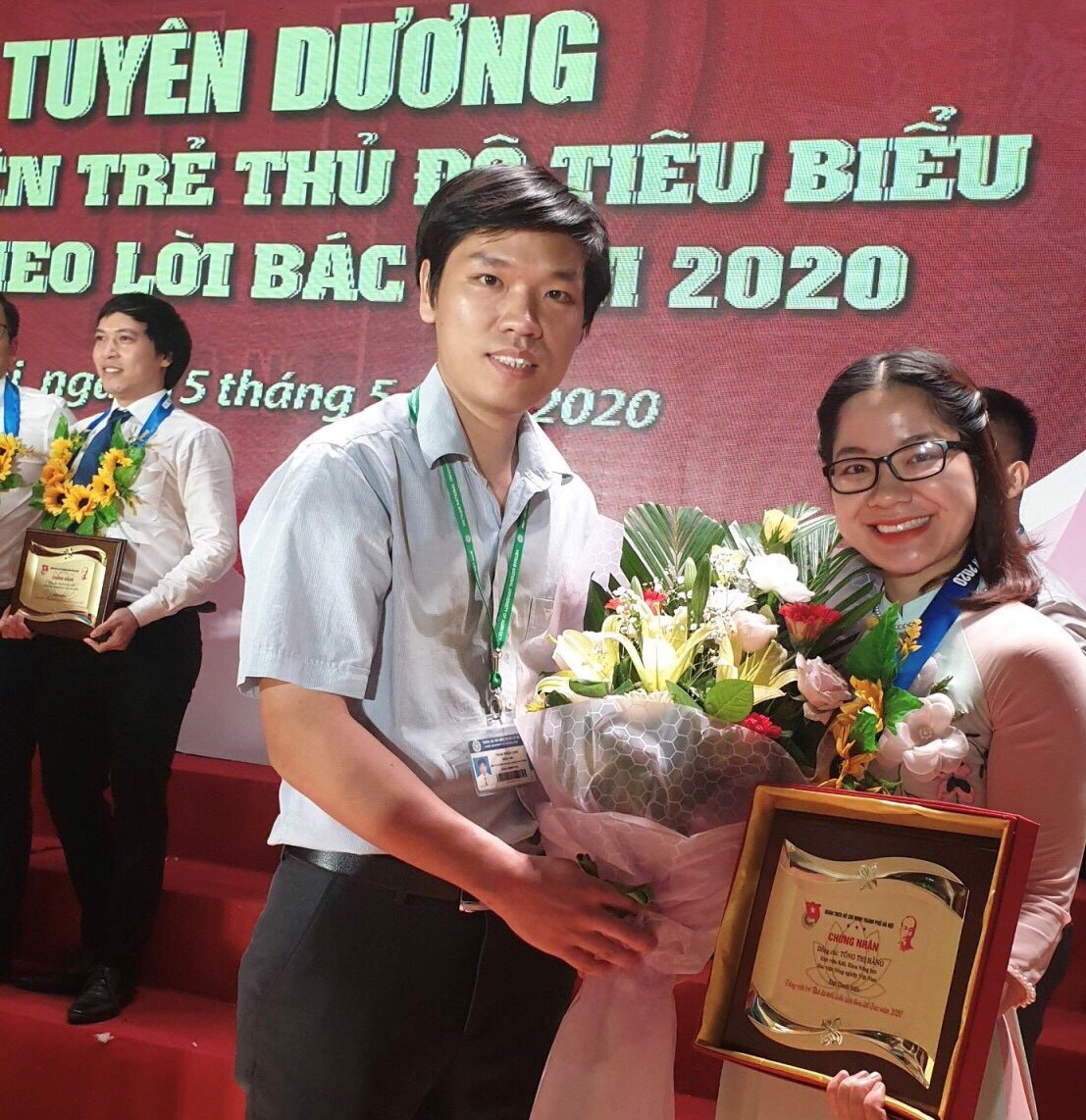 Đồng chí Tống Thị Hằng nhận tuyên dương Đảng viên trẻ tiêu biểu Thủ đô 2020