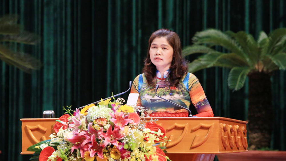 Phó Chủ tịch Thường trực HĐND tỉnh Lâm Thị Hương Thành trình bày báo cáo tổng kết hoạt động HĐND tỉnh khóa XVIII.