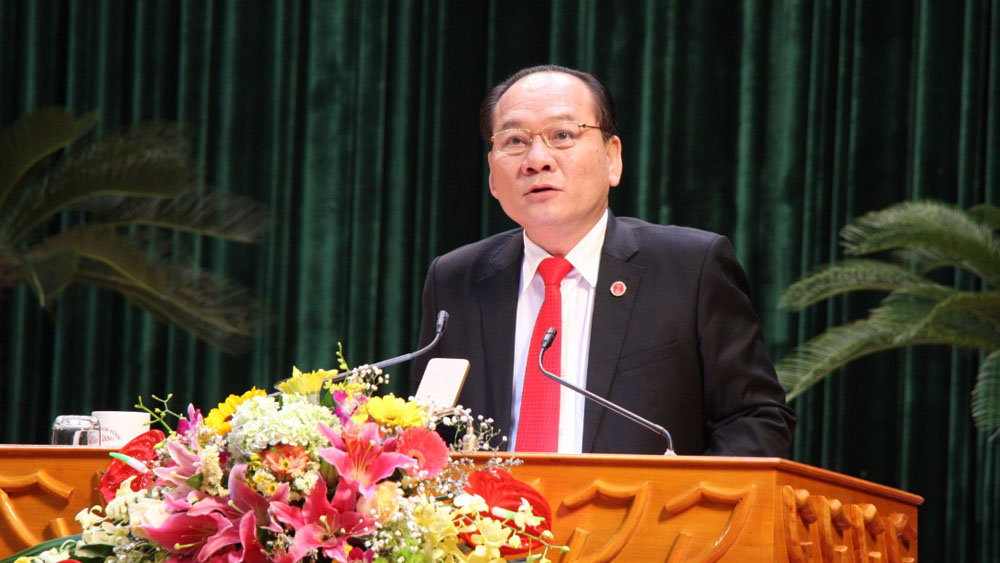 hủ tịch Ủy ban MTTQ tỉnh Trần Công Thắng tham luận tại kỳ họp.