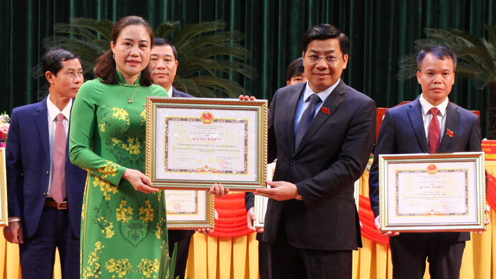 Bí thư Tỉnh ủy, Chủ tịch HĐND tỉnh Dương Văn Thái trao Bằng khen của Chủ tịch UBND tỉnh cho các tập thể có thành tích xuất sắc trong hoạt động, phục vụ hoạt động HĐND tỉnh nhiệm kỳ 2016-2021.