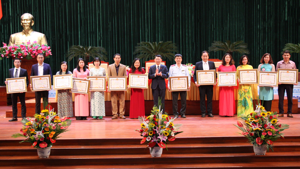 Chủ tịch UBND tỉnh Lê Ánh Dương trao Bằng khen của Chủ tịch UBND tỉnh cho các tập thể có thành tích xuất sắc trong hoạt động, phục vụ hoạt động HĐND tỉnh nhiệm kỳ 2016-2021.