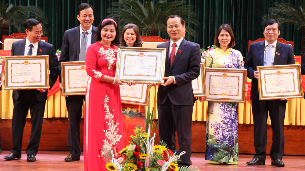 Phó Chủ tịch UBND Mai Sơn trao Bằng khen của Chủ tịch UBND tỉnh cho các cá nhân có thành tích xuất sắc trong hoạt động, phục vụ hoạt động HĐND tỉnh nhiệm kỳ 2016-2021