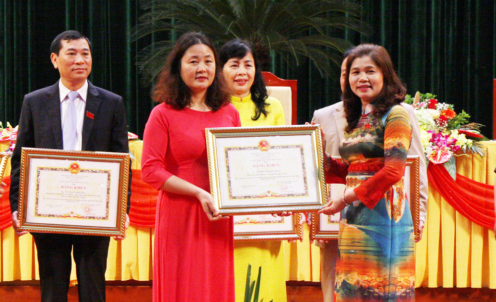 Phó Chủ tịch Thường trực HĐND tỉnh Lâm Thị Hương Thành trao Bằng khen của Chủ tịch UBND tỉnh cho các cá nhân có thành tích xuất sắc trong hoạt động, phục vụ hoạt động HĐND tỉnh nhiệm kỳ 2016- 2021.