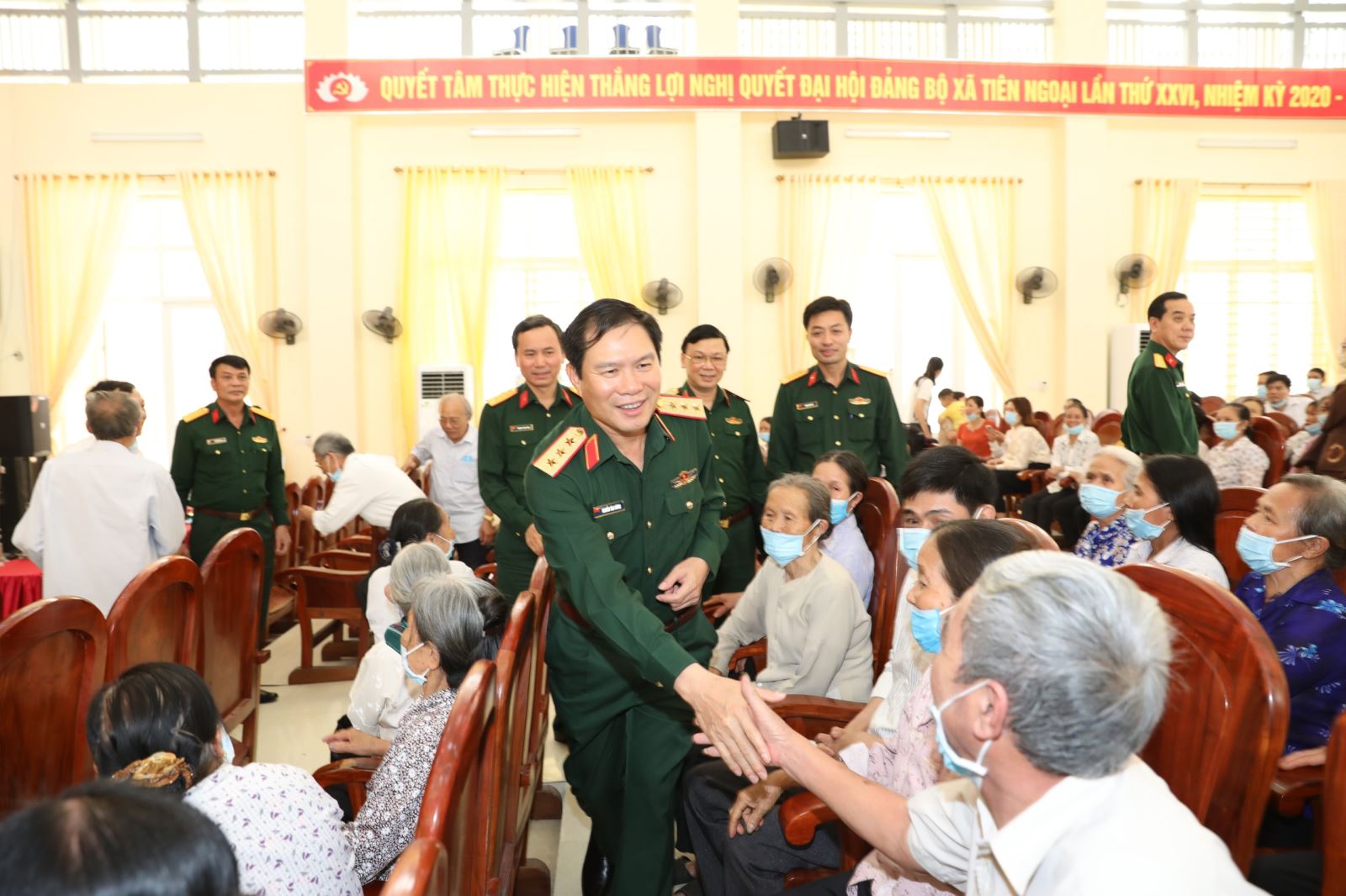 Thứ trưởng Bộ Quốc phòng Nguyễn Tân Cương chào hỏi cử tri xã Tiên Ngoại - Ảnh:  Khánh Toàn