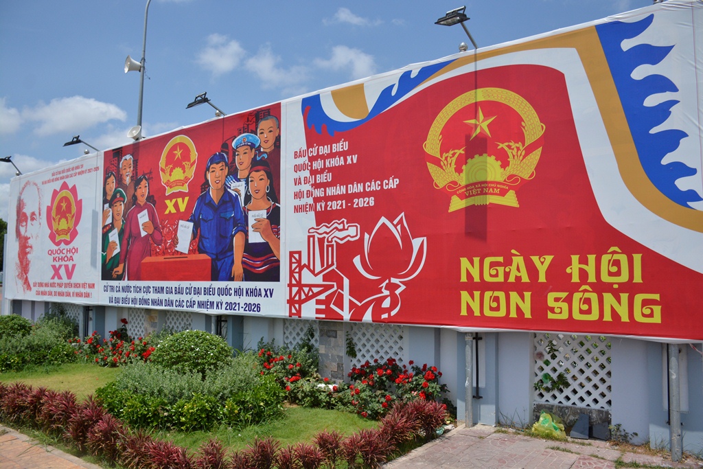 	Nhiều panô, khẩu hiệu tuyên truyền bầu cử được đặt tại Trung tâm Hội nghị tỉnh