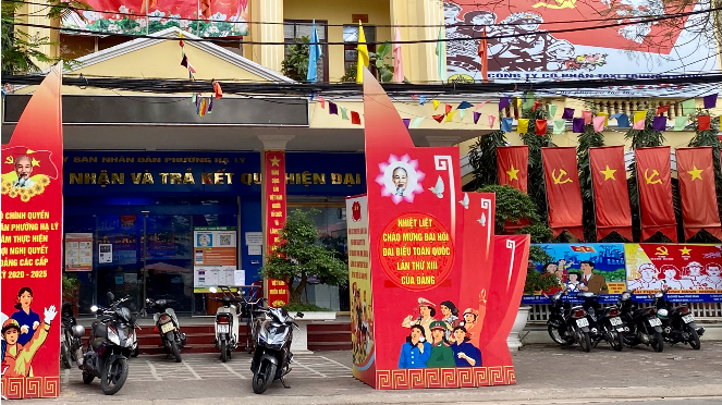 Trụ sở UBND phường Hạ Lý, Hồng Bàng rực rỡ cờ hoa trước ngày hội toàn dân