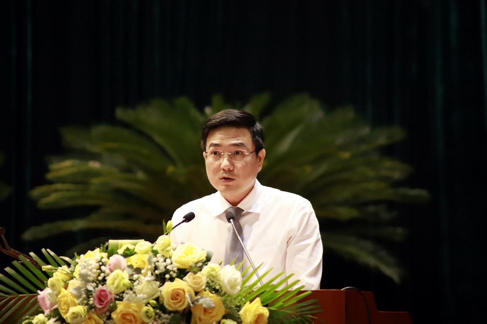 Ủy viên BTV Tỉnh ủy, Phó Chủ tịch Thường trực UBND tỉnh Vũ Việt Văn phát biểu tại kỳ họp