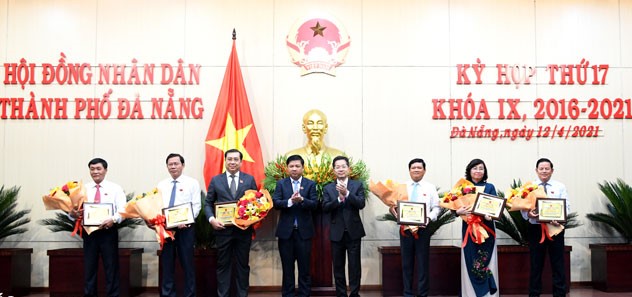 Vinh danh các đại biểu có thành tích xuất sắc, đóng góp cho hoạt động của HĐND thành phố Đà Nẵng nhiệm kỳ 2016-2021 - Ảnh: ĐẶNG NỞ