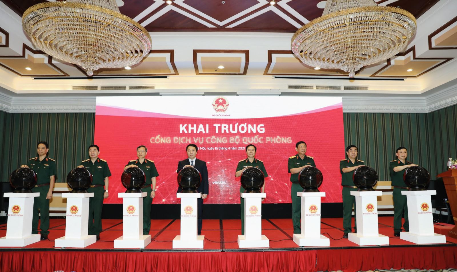 Thượng tướng Nguyễn Tân Cương cùng các đại biểu bấm nút khai trương Cổng dịch vụ công