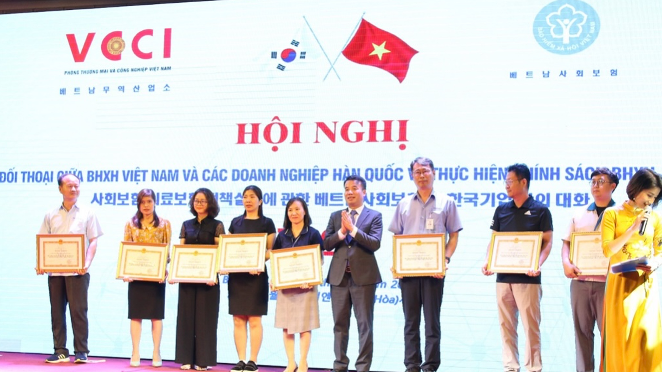 Tổng Giám đốc BHXH Việt Nam trao tặng Bằng khen cho các doanh nghiệp Hàn Quốc