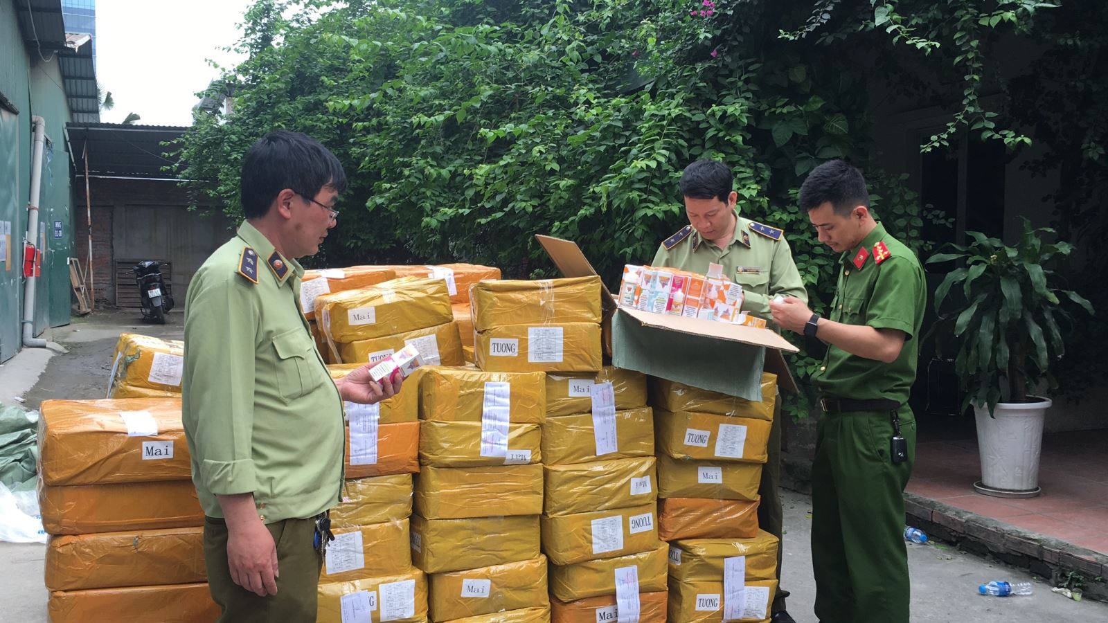Lực lượng QLTT Hà Nội đang kiểm tra lô hàng vi phạm