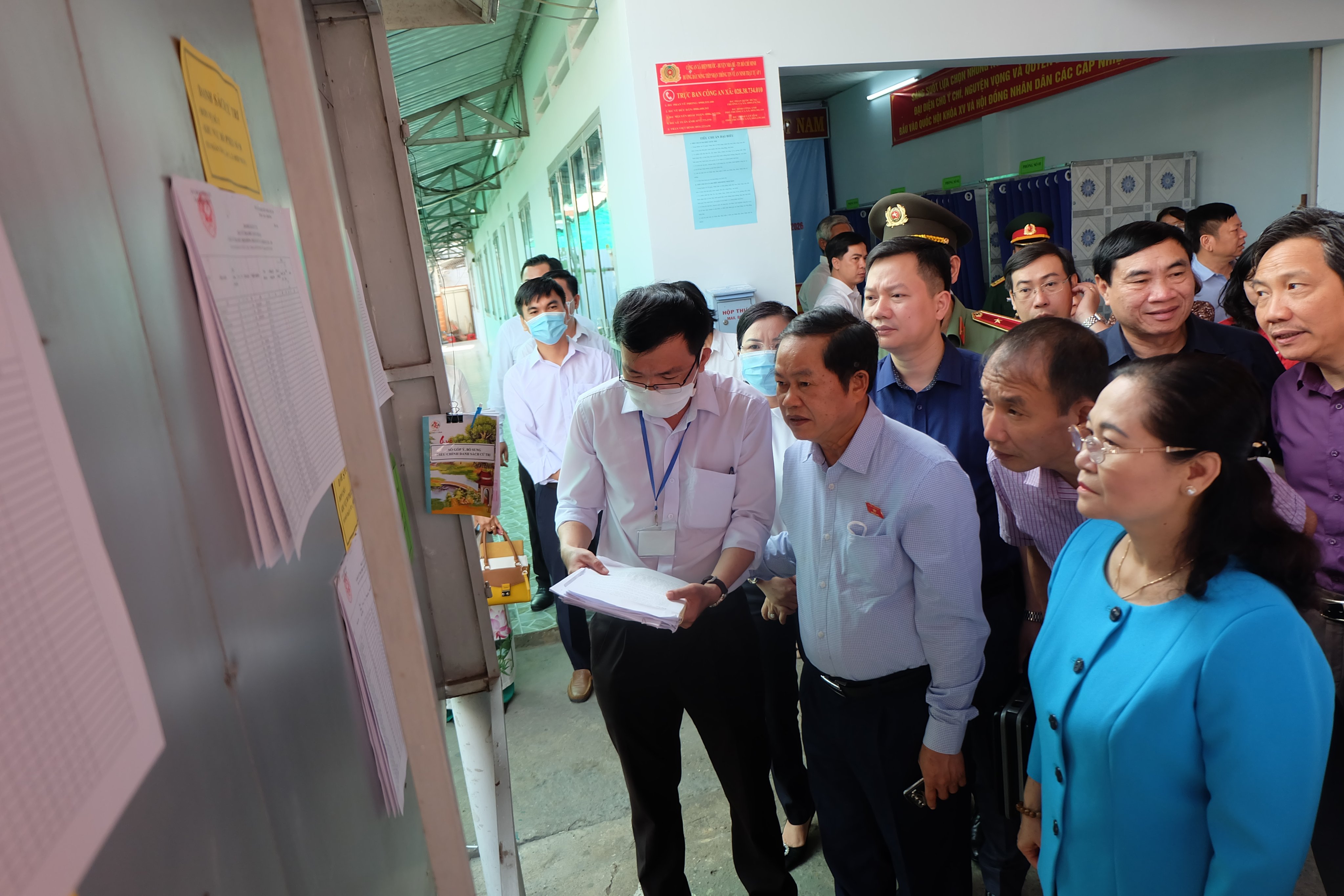 Phó Chủ tịch Quốc hội Đỗ Bá Tỵ kiểm tra công tác chuẩn bị bầu cử tại xã Hiệp Phước, huyện Nhà Bè.
