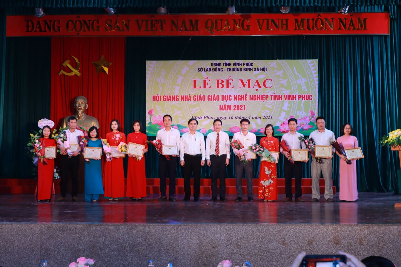 Phó Chủ tịch TT UBND tỉnh Vĩnh Phúc Vũ Việt Văn và Phó Giám đốc Sở LĐ, TB-XH Lê Minh Tân trao giấy khen cho các nhà giáo đạt giải Nhất.