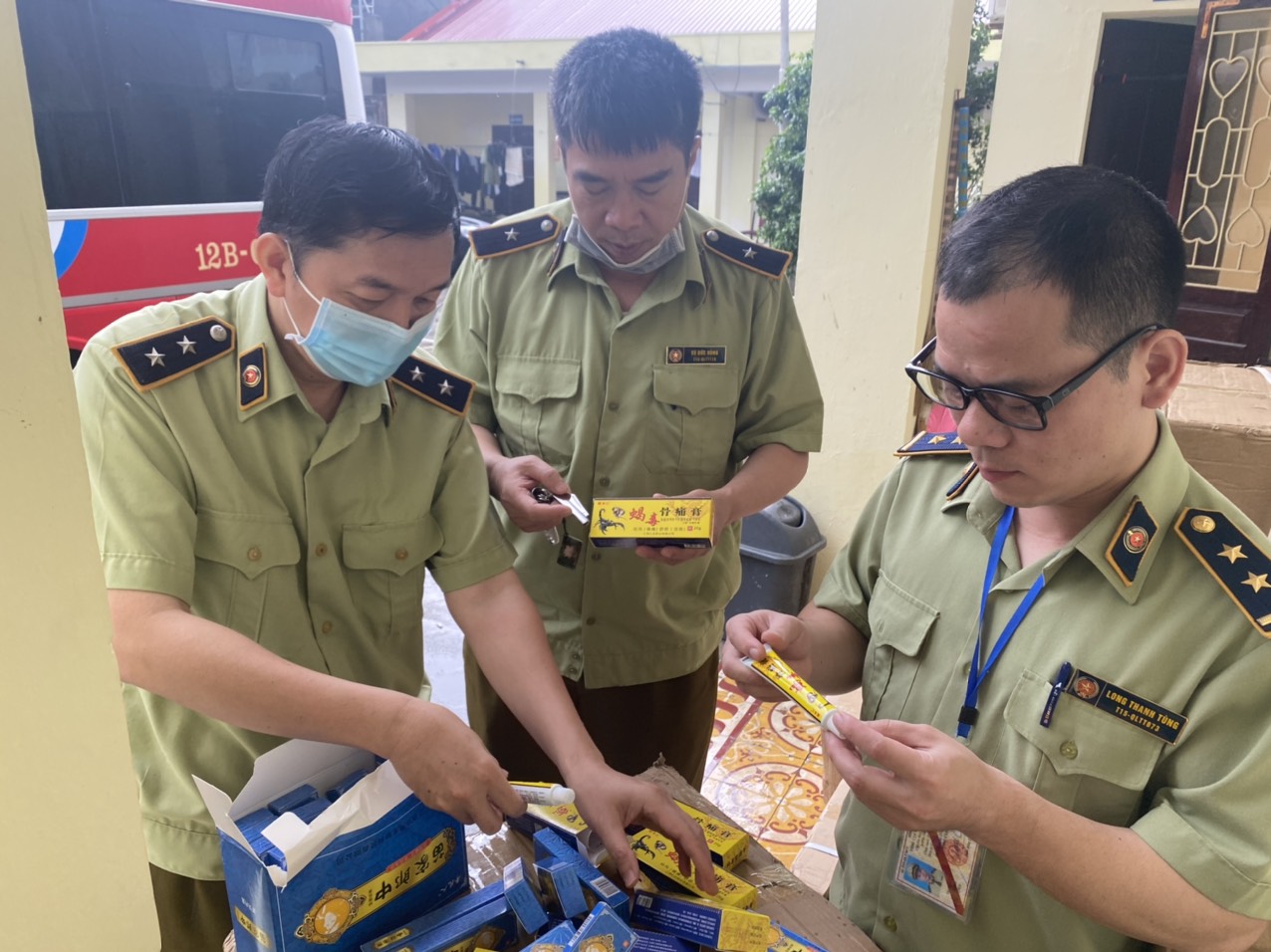 Lực lượng QLTT Lạng Sơn đang kiểm tra số thuốc lậu