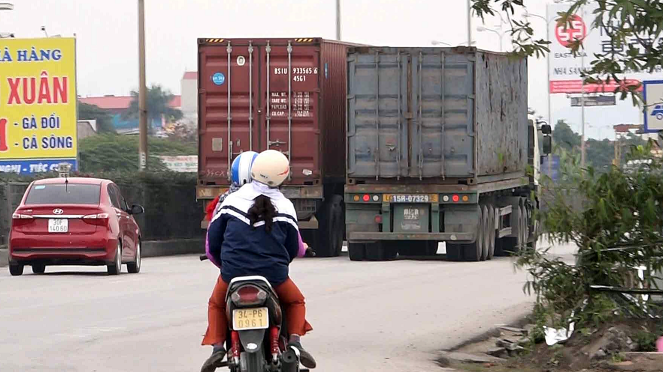 Hai container chạy song song trên Quốc lộ 5 qua địa bàn huyện Kim Thành, Hải Dương
