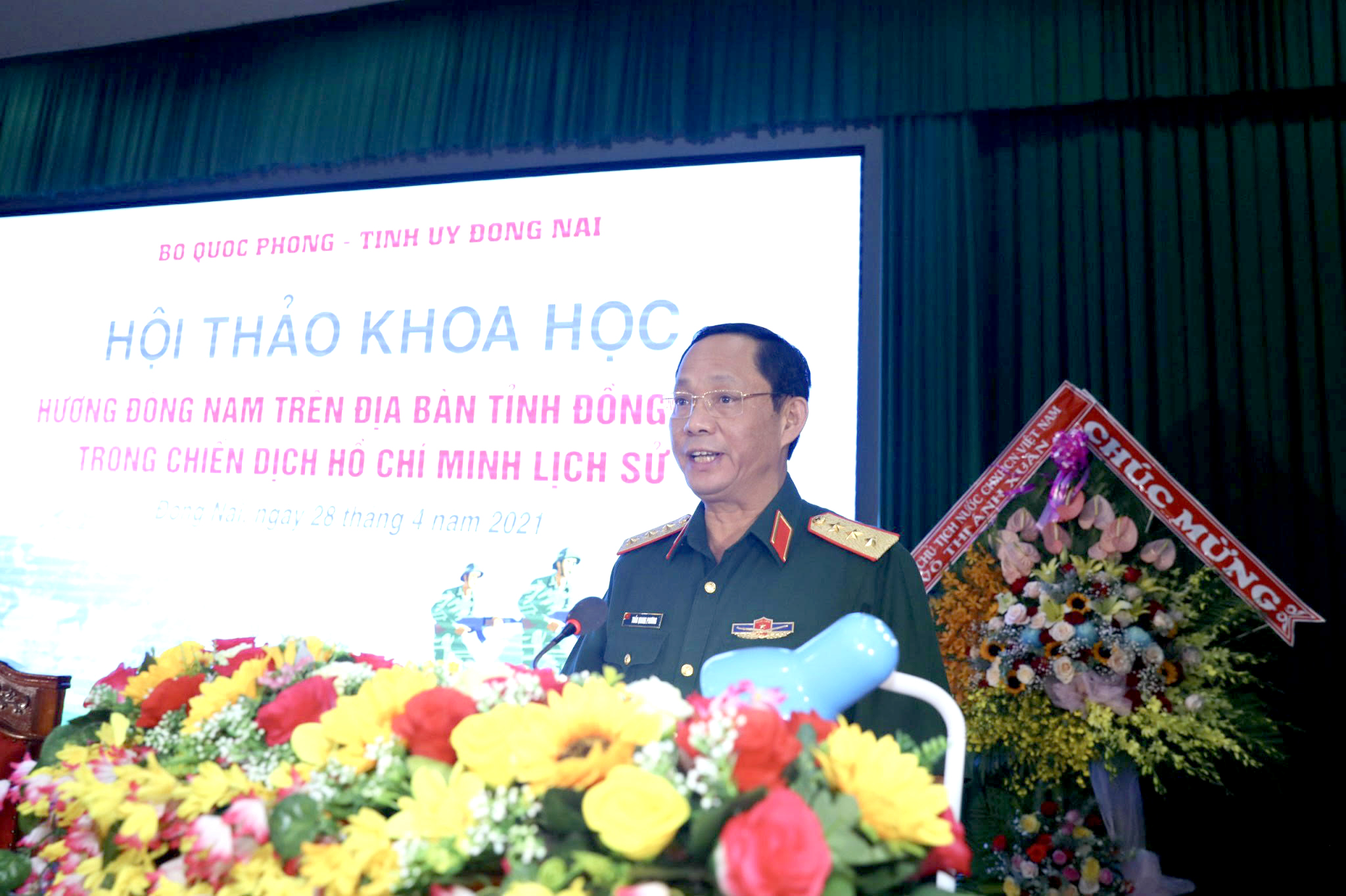Ủy viên Quân ủy Trung ương, Phó Chủ nhiệm Tổng cục Chính trị Quân đội nhân dân Việt Nam, Thượng tướng Trần Quang Phương phát biểu tại hội thảo.