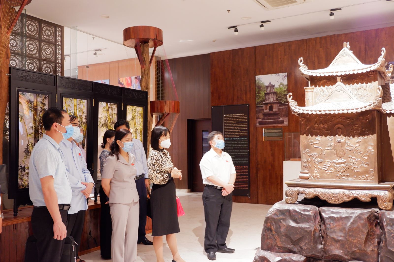 Đoàn khảo sát tại Bảo tàng Quảng Ninh - một trong những điểm thu hút khách du lịch khi đến đây