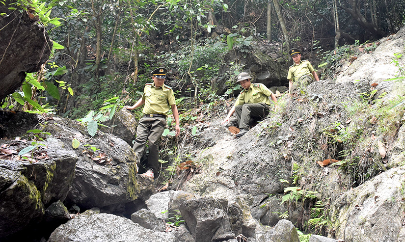 	Cán bộ kiểm lâm Hạt kiểm lâm Lâm Bình tuần rừng tại khu vực lòng hồ Song Long