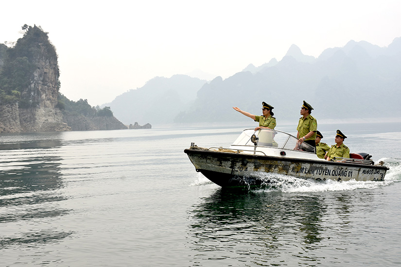 	Cán bộ kiểm lâm Hạt kiểm lâm Lâm Bình đi ca nô tuần rừng tại khu vực lòng hồ Song Long