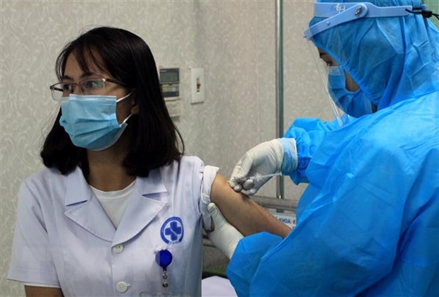 Tiêm vaccine phòng COVID -19 cho lực lượng tuyến đầu phòng chống dịch tại tỉnh Thái Bình. (Ảnh: Thế Duyệt/TTXVN)