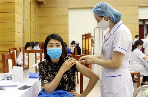 Tiêm vaccine ngừa COVID-19 tại Bệnh viện Đa khoa tỉnh Lạng Sơn. (Ảnh: Thái Thuần/TTXVN)