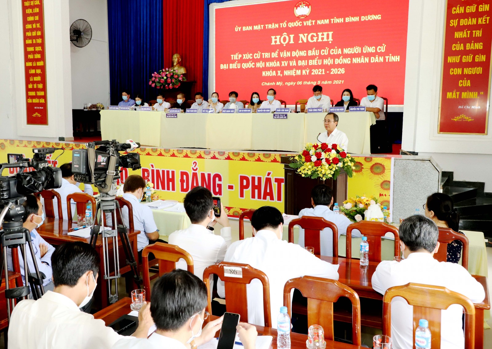 Ủy viên Trung ương Đảng, Bí thư Tỉnh ủy, Trưởng Đoàn ĐBQH tỉnh Trần Văn Nam phát biểu tại buổi TXCT (ẢNH QUỐC CHIẾN)