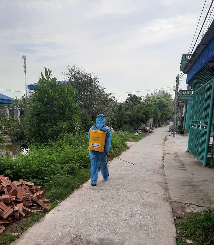 Lực lượng chức năng phun thuốc khử khuẩn khu vực bệnh nhân Covid-19 ở xóm Trại, Thị trấn Cổ Lễ, Nam Định