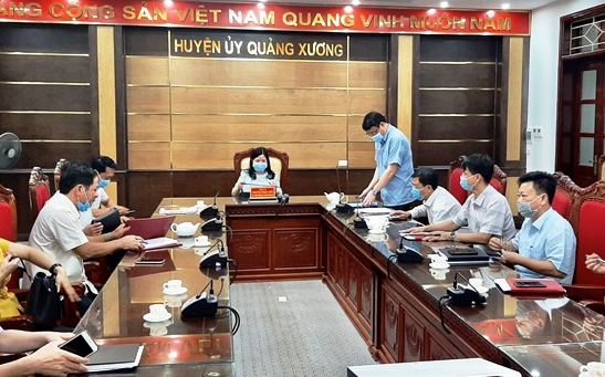 Đại diện lãnh đạo huyện Quảng Xương báo cáo công tác chuẩn bị bầu cử 