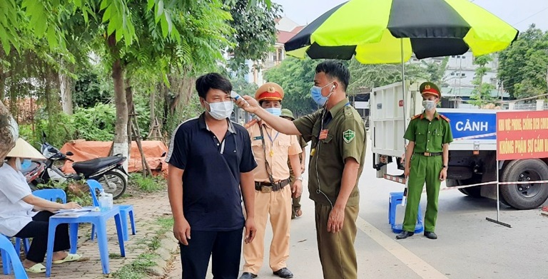 		Người dân được yêu cầu khai báo y tế, kiểm tra thân nhiệt khi vào thị trấn Yên Lạc, Vĩnh Phúc Nguồn: ITN