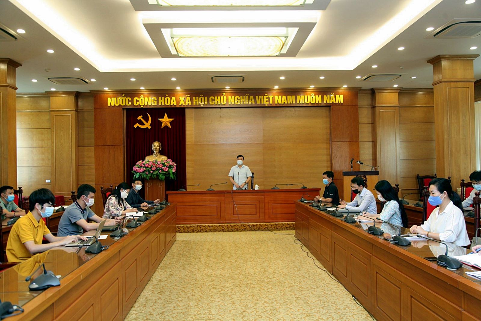 Phó Bí thư Tỉnh ủy, Chủ tịch UBND tỉnh Lê Duy Thành phát biểu tại buổi họp báo