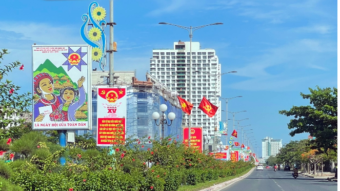 Đường Hùng Vương, TP Tuy Hòa rực rỡ cờ hoa trước ngày hội lớn