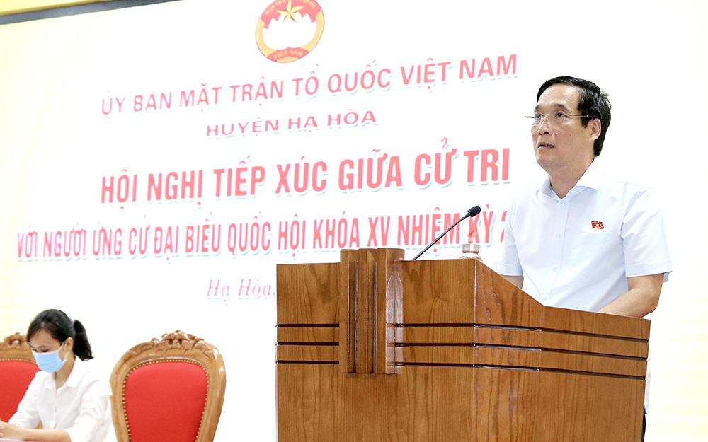 Ủy viên Trung ương Đảng, Bí thư Tỉnh ủy Phú Thọ Bùi Minh Châu thay mặt các ứng cử viên trao đổi với cử tri