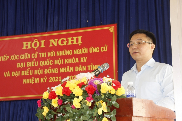 Ông Lê Mạnh Hùng phát biểu tại Hội nghị tiếp xúc cử tri