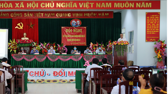 Các ứng viên dự Hội nghị tiếp xúc cử tri tại điểm xã Sơn Thành Đông