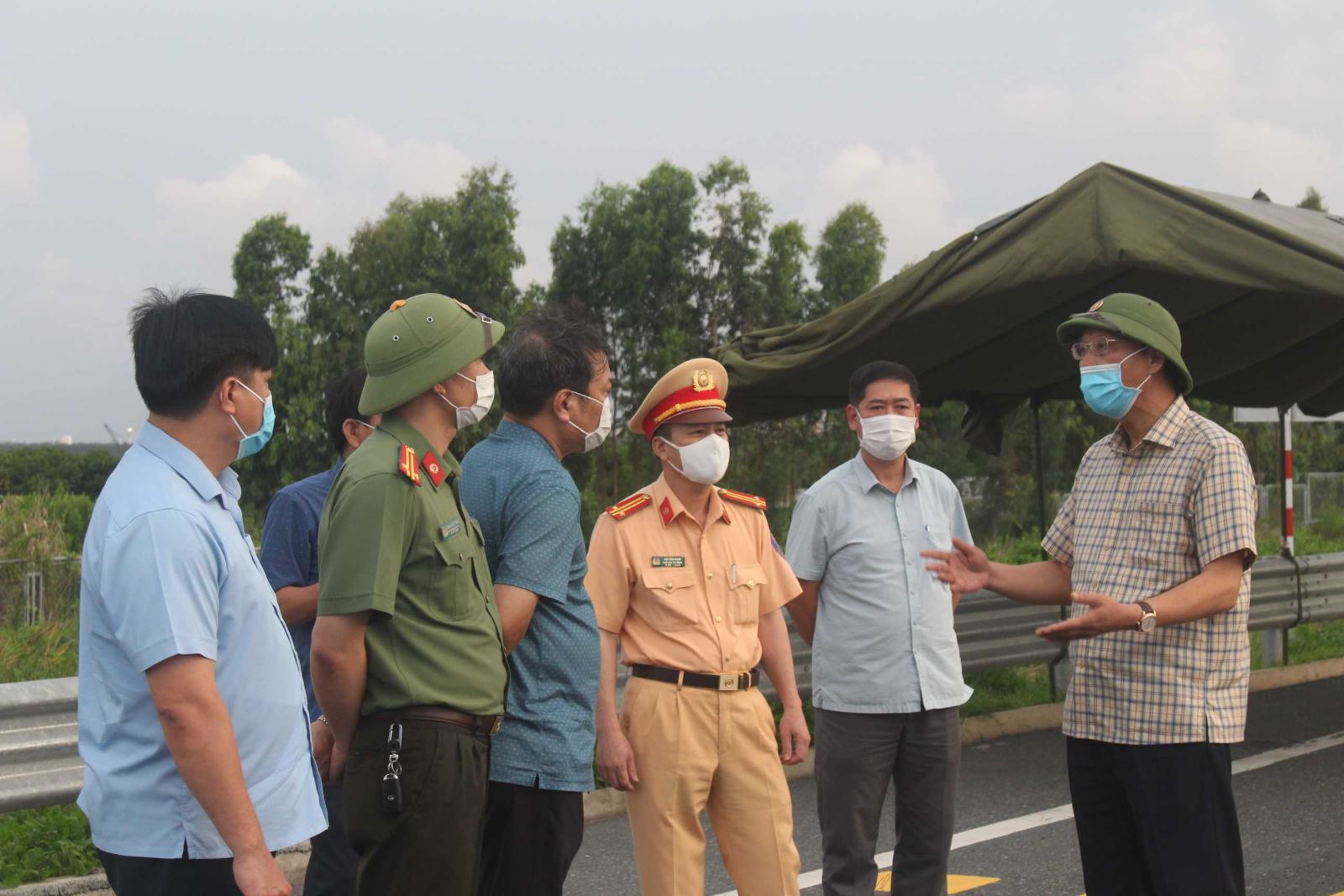 Chủ tịch UBND thị xã Trần Đức Thắng, chỉ đạo các lực lượng chức năng phối hợp kiểm soát phòng chống dịch Covid -19 qua chốt Trạm thu phí BOT cầu Bạch Đằng