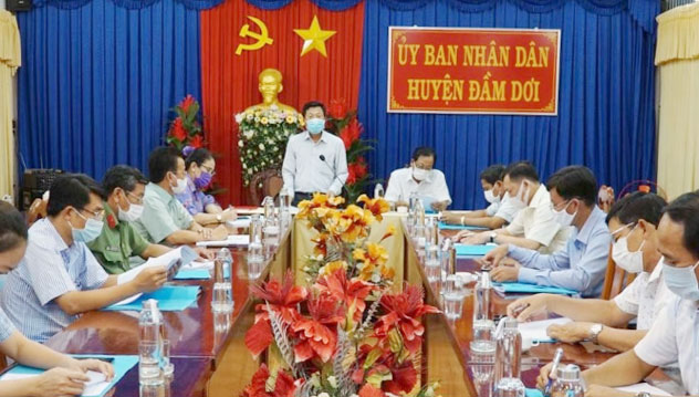 Phó chủ tịch HĐND tỉnh Dương Huỳnh Khải phát biểu tại buổi làm việc với Uỷ ban Bầu cử huyện Đầm Dơi về công tác chuẩn bị bầu cử